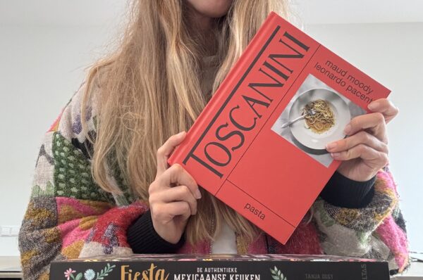 Foto van vrouw met kookboek Toscanini Maud Moody