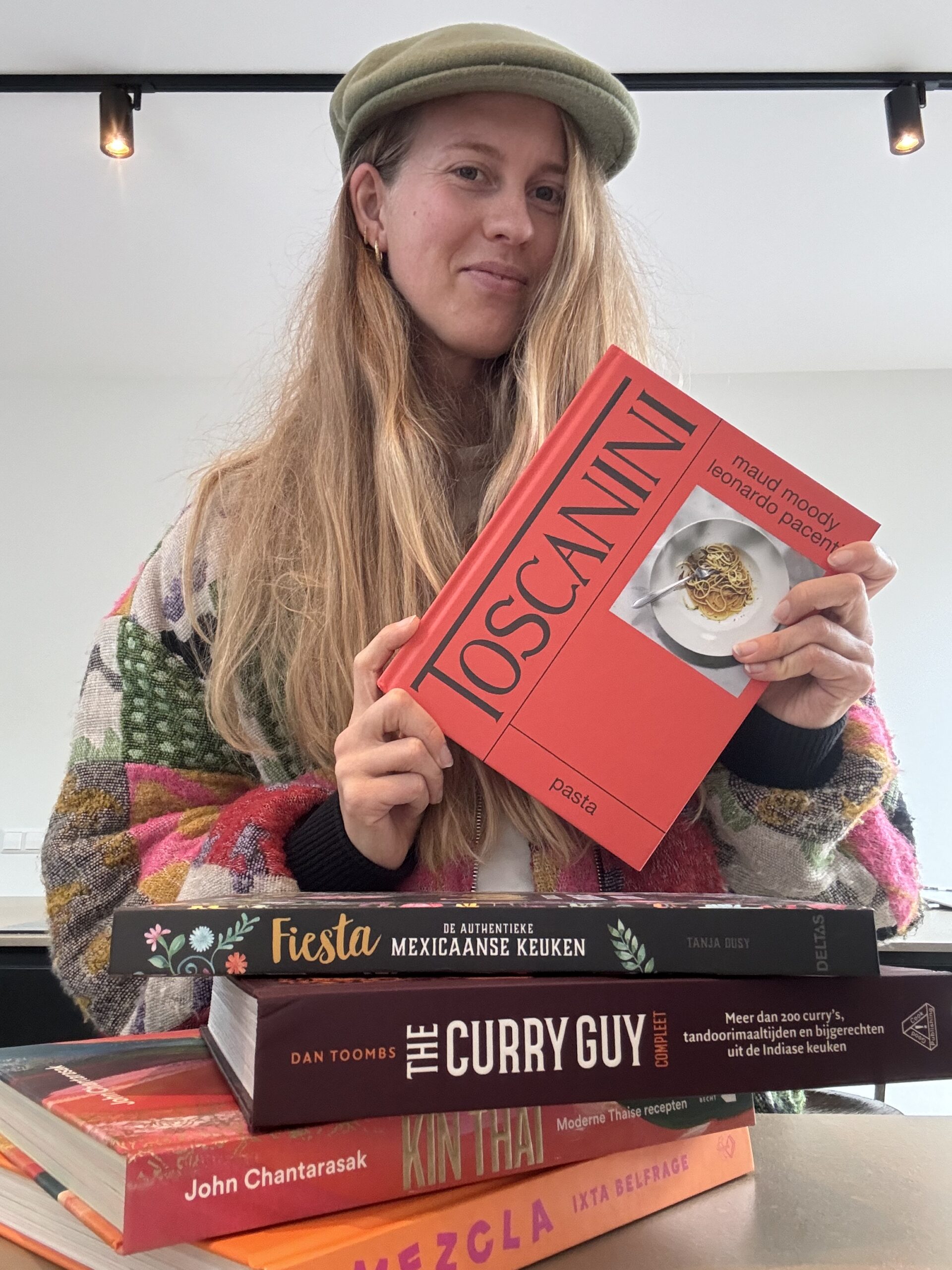 Foto van vrouw met kookboek Toscanini Maud Moody
