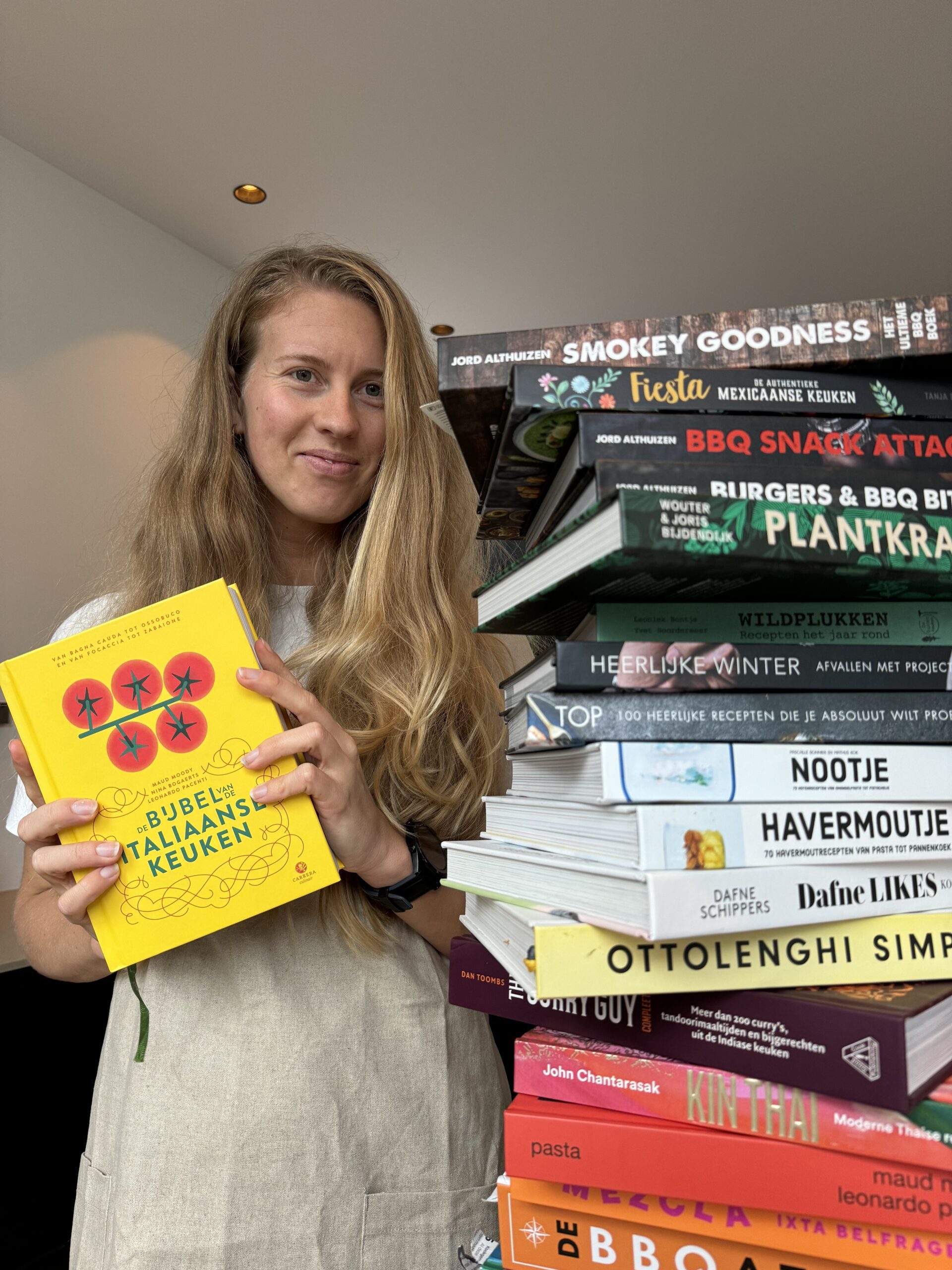 Foto van de eigenaar achter allekookboeken.nl met de Bijbel van de Italiaanse keuken