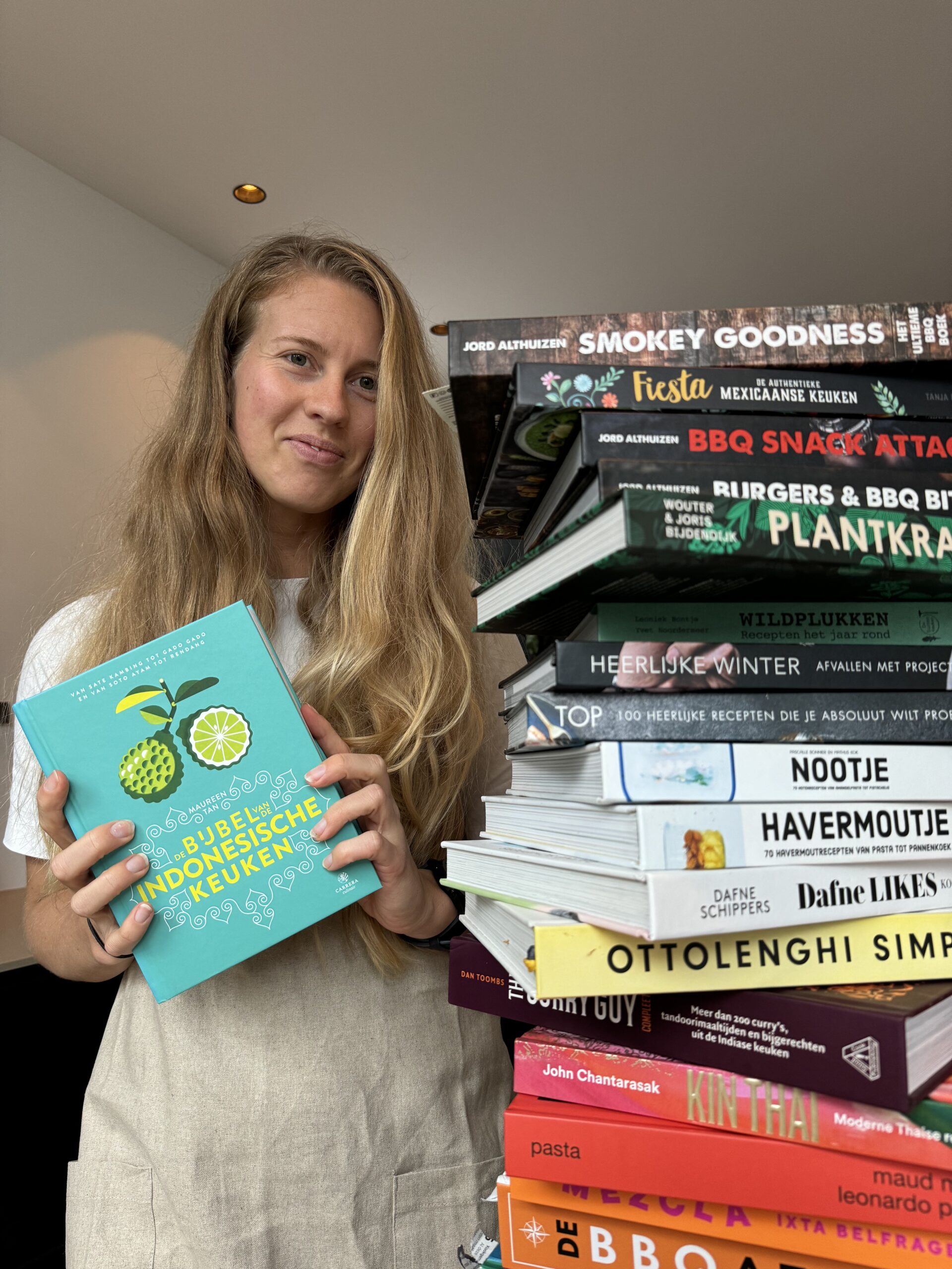 Foto van de eigenaar achter allekookboeken.nl met de Bijbel van de Indonesische keuken